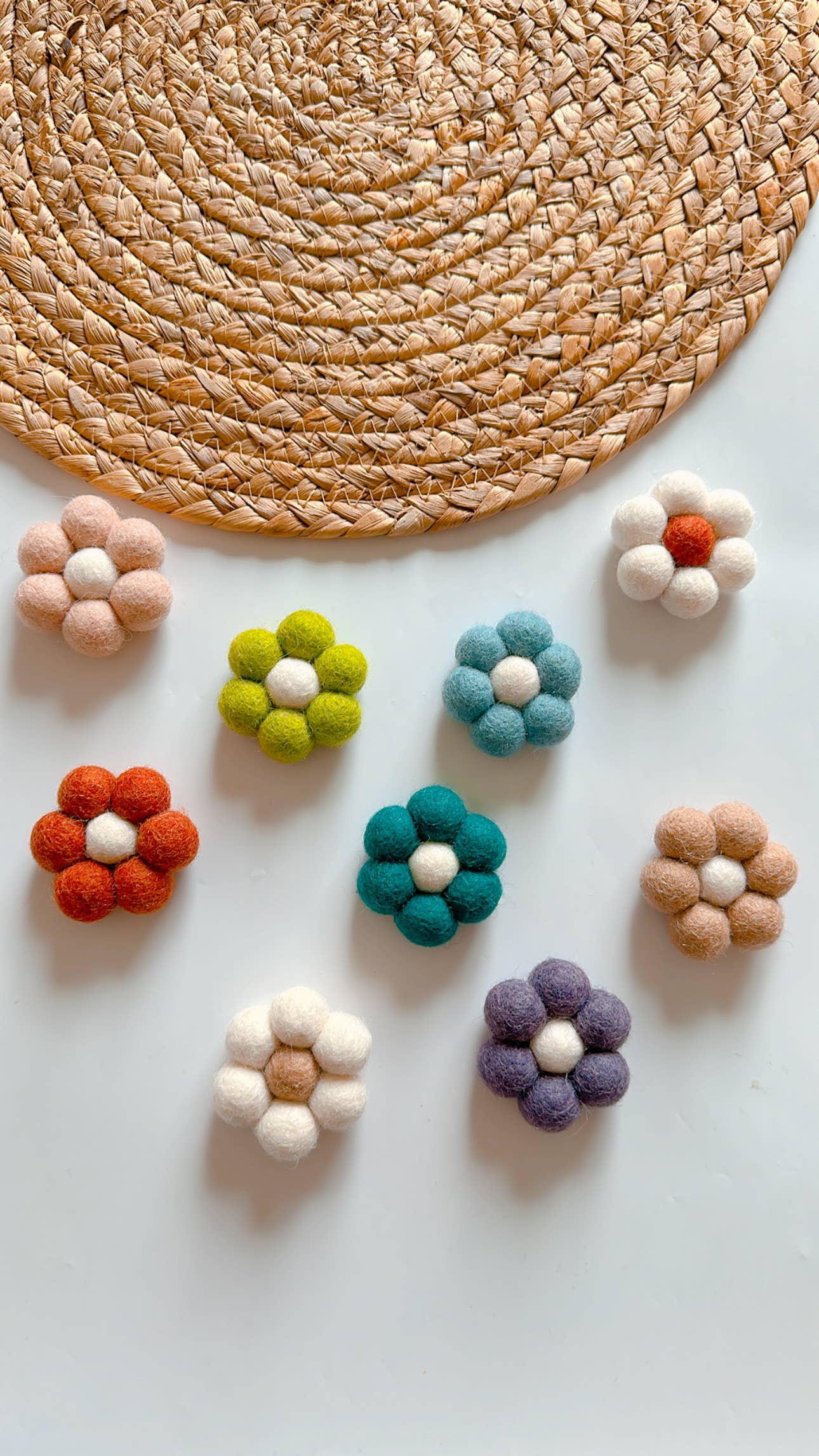 Daisy car vent clip / car diffuser ( REUSABLE) : with a dropper