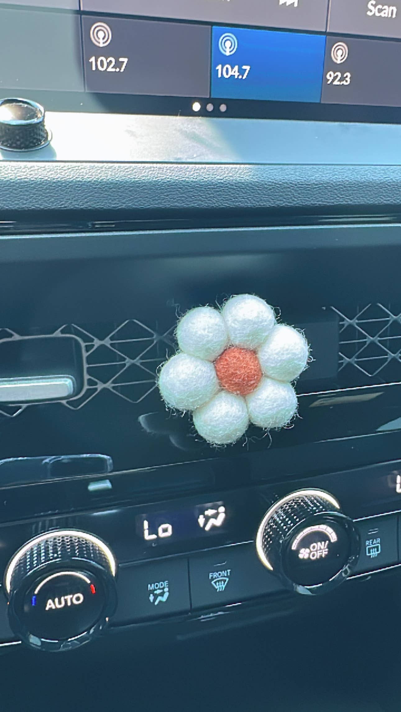 Daisy car vent clip / car diffuser ( REUSABLE) : with a dropper