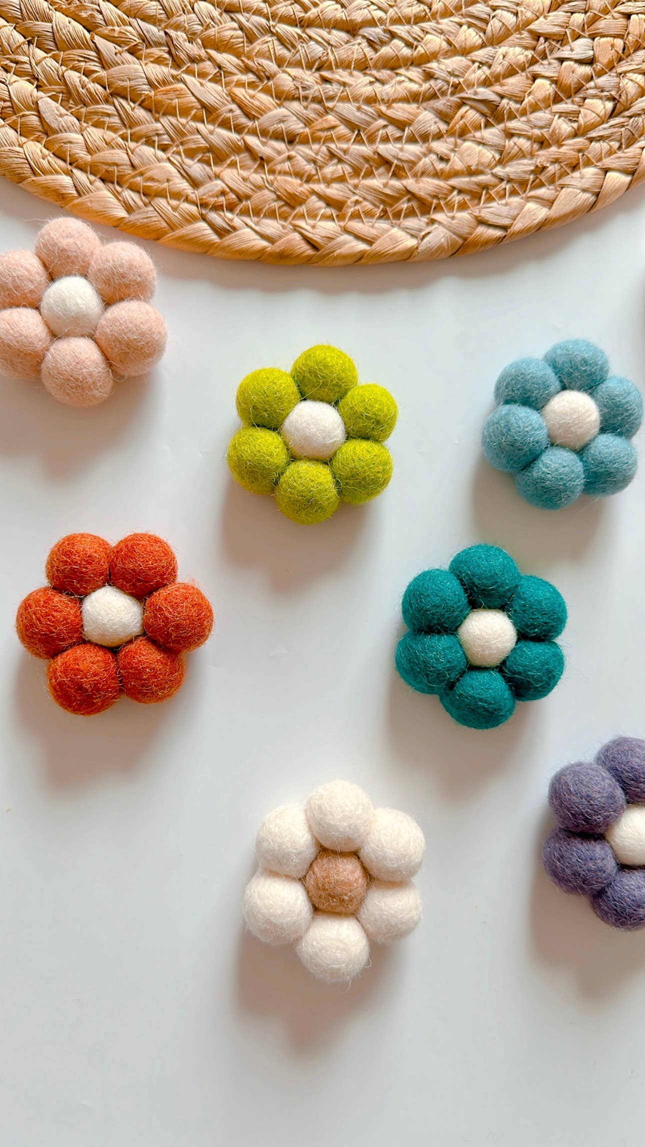 Daisy car vent clip / car diffuser ( REUSABLE) : with a dropper